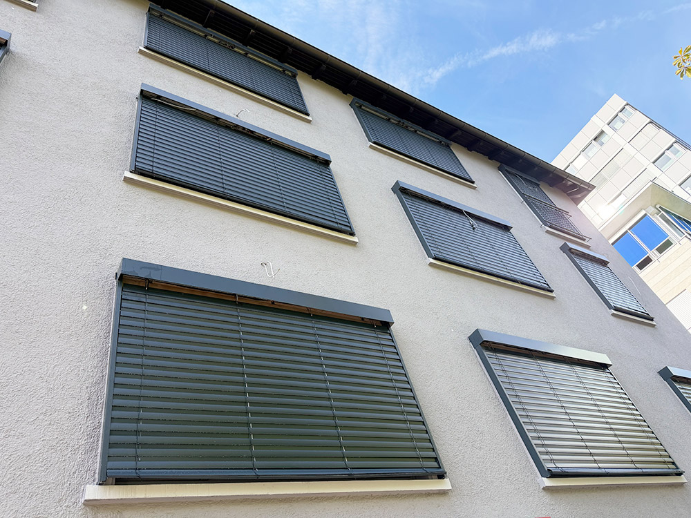 Gereinigte Jalousien an einer hellen Fassade